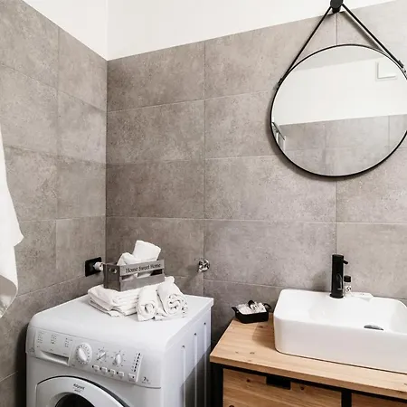 Wine House - The House Of Travelers * كومو