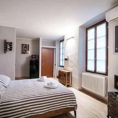 Wine House - The House Of Travelers كومو